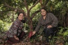 Nora Daysi Hernandez, de 56 años, visita la siembra de cacao de Rosario Elizabeth Ramos, de 48 años.